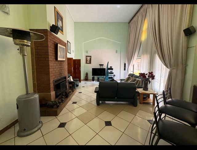 6 BEDROOM FREESTANDING FOR SALE IN BROADLANDS ESTATE